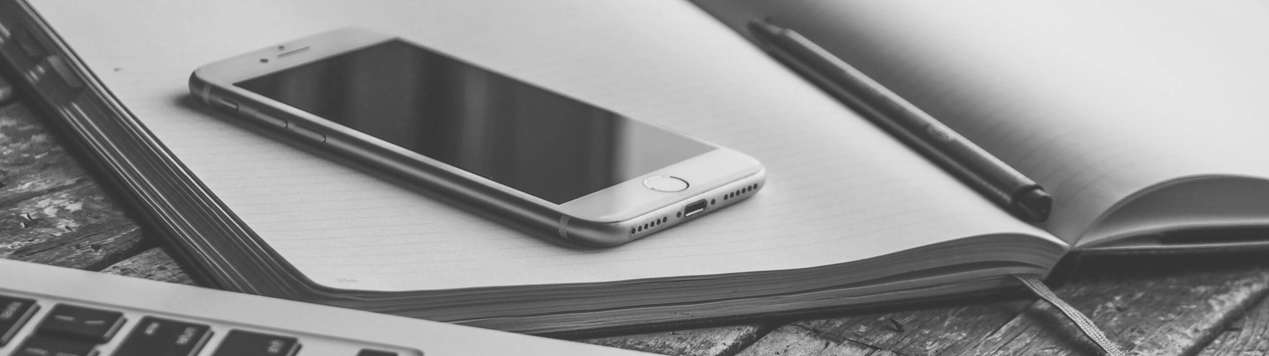 Seite mit den Kontaktdaten und des Kontaktformulars des Immobilienbüro Lüder.